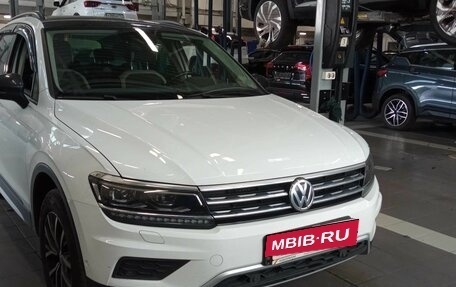 Volkswagen Tiguan II, 2019 год, 2 405 000 рублей, 2 фотография