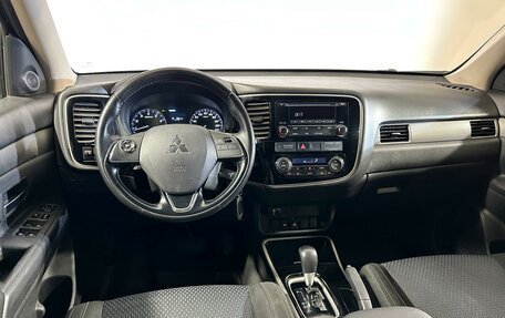 Mitsubishi Outlander III рестайлинг 3, 2017 год, 1 875 600 рублей, 6 фотография