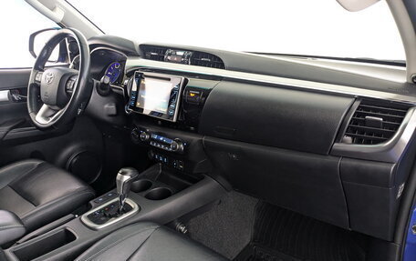 Toyota Hilux VIII, 2018 год, 3 000 000 рублей, 22 фотография