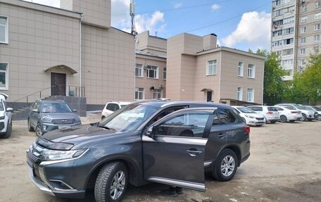 Mitsubishi Outlander III рестайлинг 3, 2017 год, 2 400 000 рублей, 2 фотография