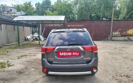 Mitsubishi Outlander III рестайлинг 3, 2017 год, 2 400 000 рублей, 4 фотография