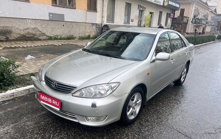 Toyota Camry V40, 2005 год, 695 000 рублей, 1 фотография