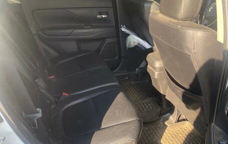 Mitsubishi Outlander III рестайлинг 3, 2016 год, 1 350 000 рублей, 8 фотография