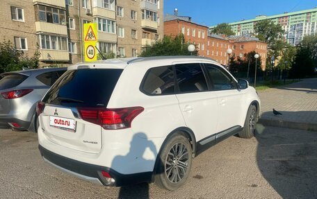 Mitsubishi Outlander III рестайлинг 3, 2016 год, 1 350 000 рублей, 6 фотография