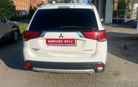 Mitsubishi Outlander III рестайлинг 3, 2016 год, 1 350 000 рублей, 2 фотография
