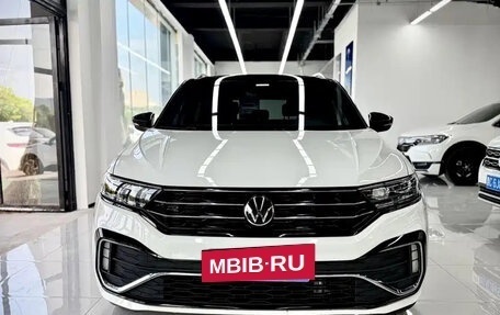 Volkswagen T-Roc I, 2022 год, 1 794 000 рублей, 2 фотография