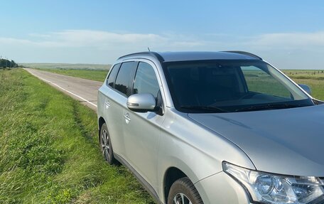 Mitsubishi Outlander III рестайлинг 3, 2014 год, 1 200 000 рублей, 3 фотография
