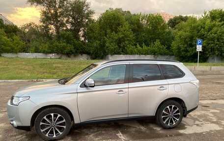 Mitsubishi Outlander III рестайлинг 3, 2014 год, 1 200 000 рублей, 9 фотография
