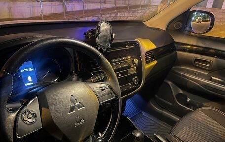 Mitsubishi Outlander III рестайлинг 3, 2019 год, 2 090 000 рублей, 6 фотография