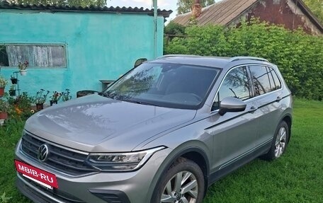 Volkswagen Tiguan II, 2021 год, 2 700 000 рублей, 2 фотография