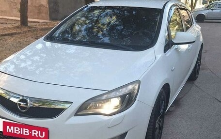 Opel Astra J, 2011 год, 620 000 рублей, 1 фотография