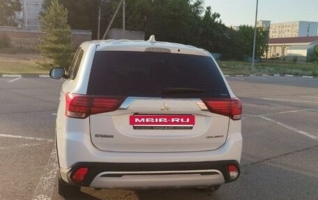 Mitsubishi Outlander III рестайлинг 3, 2019 год, 2 300 000 рублей, 3 фотография