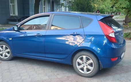 Hyundai Solaris II рестайлинг, 2011 год, 800 000 рублей, 3 фотография