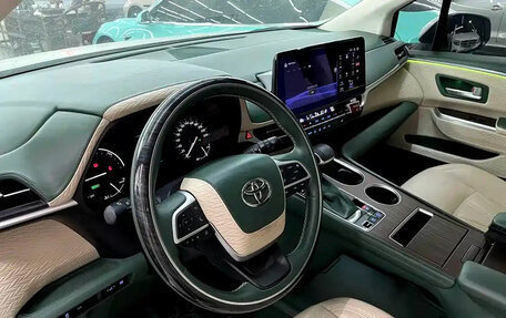 Toyota Sienna, 2021 год, 3 700 999 рублей, 21 фотография