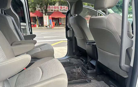 Toyota Sienna, 2022 год, 3 087 930 рублей, 8 фотография