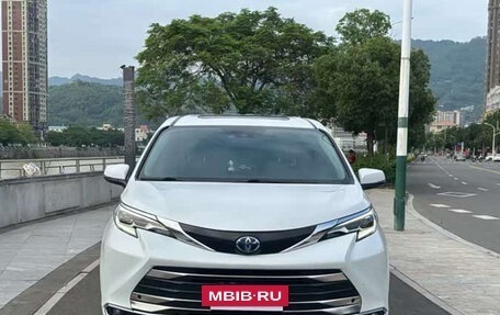 Toyota Sienna, 2022 год, 3 087 930 рублей, 2 фотография