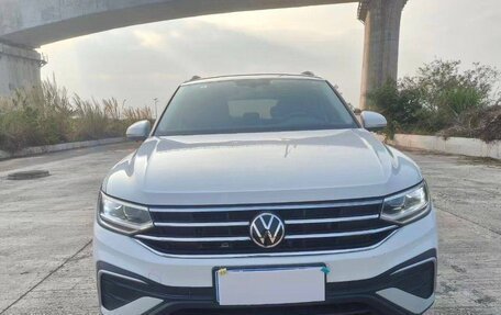 Volkswagen Tiguan II, 2022 год, 2 270 000 рублей, 2 фотография