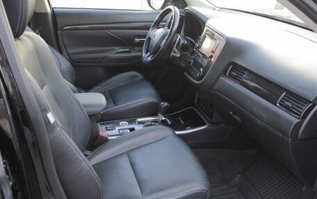 Mitsubishi Outlander III рестайлинг 3, 2017 год, 1 731 600 рублей, 13 фотография