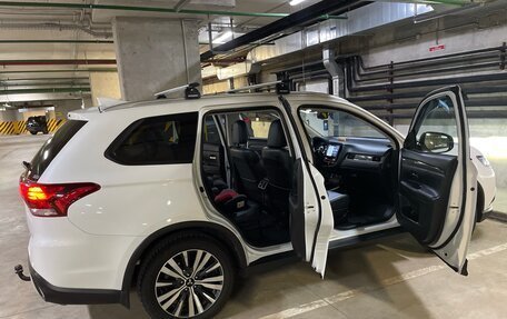 Mitsubishi Outlander III рестайлинг 3, 2021 год, 3 000 000 рублей, 14 фотография