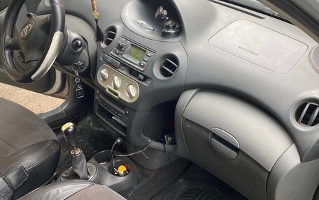 Toyota Yaris I рестайлинг, 2003 год, 330 000 рублей, 6 фотография