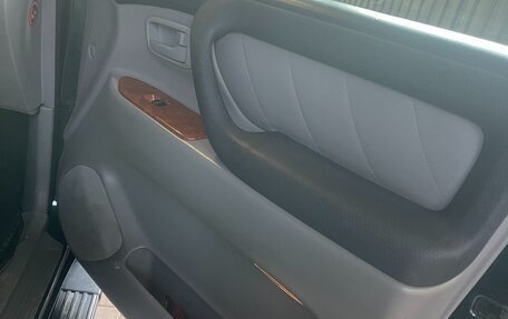 Toyota Land Cruiser 100 рестайлинг 2, 2005 год, 1 900 000 рублей, 26 фотография