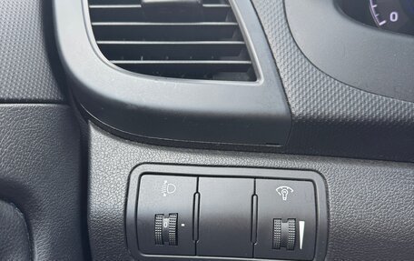 Hyundai Solaris II рестайлинг, 2011 год, 900 000 рублей, 22 фотография