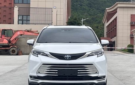 Toyota Sienna, 2021 год, 3 722 000 рублей, 2 фотография