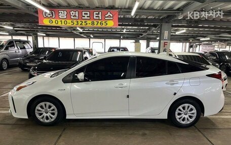 Toyota Prius IV XW50, 2021 год, 2 199 000 рублей, 3 фотография