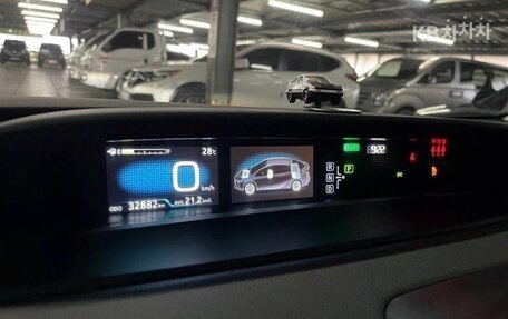 Toyota Prius IV XW50, 2021 год, 2 199 000 рублей, 10 фотография