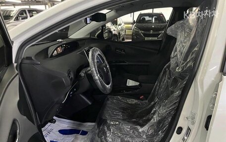 Toyota Prius IV XW50, 2021 год, 2 199 000 рублей, 14 фотография