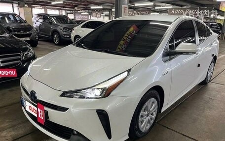Toyota Prius IV XW50, 2021 год, 2 199 000 рублей, 2 фотография