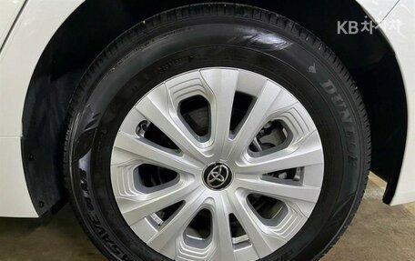 Toyota Prius IV XW50, 2021 год, 2 199 000 рублей, 17 фотография