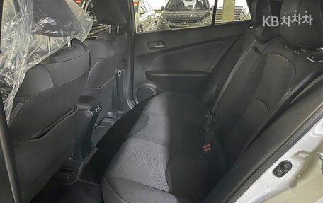 Toyota Prius IV XW50, 2021 год, 2 199 000 рублей, 15 фотография