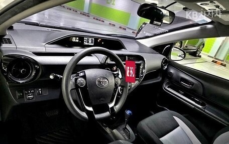 Toyota Prius c I, 2018 год, 1 299 000 рублей, 17 фотография