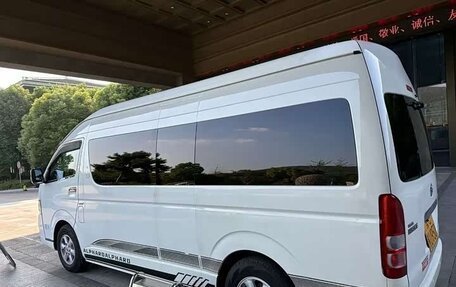 Toyota HiAce H200, 2012 год, 2 499 000 рублей, 4 фотография