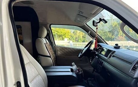 Toyota HiAce H200, 2012 год, 2 499 000 рублей, 6 фотография