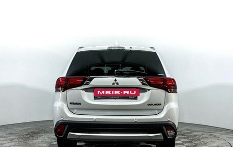 Mitsubishi Outlander III рестайлинг 3, 2018 год, 1 997 000 рублей, 6 фотография