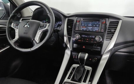 Mitsubishi Pajero Sport III рестайлинг, 2017 год, 2 630 000 рублей, 9 фотография