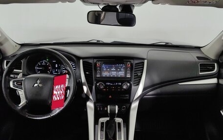 Mitsubishi Pajero Sport III рестайлинг, 2017 год, 2 630 000 рублей, 10 фотография