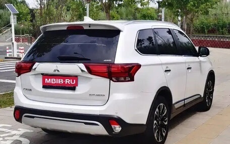 Mitsubishi Outlander III рестайлинг 3, 2022 год, 2 380 000 рублей, 6 фотография