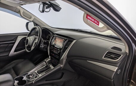 Mitsubishi Pajero Sport III рестайлинг, 2018 год, 3 150 000 рублей, 11 фотография