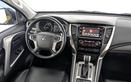 Mitsubishi Pajero Sport III рестайлинг, 2018 год, 3 150 000 рублей, 30 фотография
