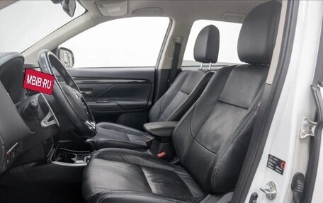 Mitsubishi Outlander III рестайлинг 3, 2017 год, 2 500 000 рублей, 10 фотография