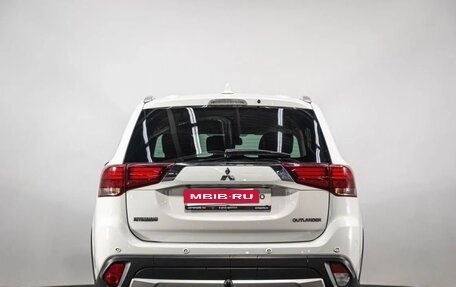 Mitsubishi Outlander III рестайлинг 3, 2017 год, 2 500 000 рублей, 6 фотография