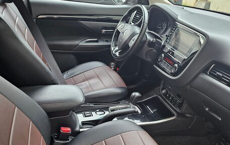Mitsubishi Outlander III рестайлинг 3, 2020 год, 2 300 000 рублей, 10 фотография