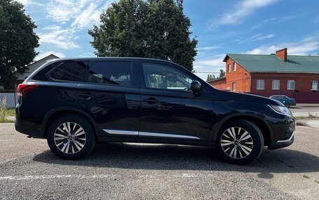 Mitsubishi Outlander III рестайлинг 3, 2019 год, 2 800 000 рублей, 7 фотография