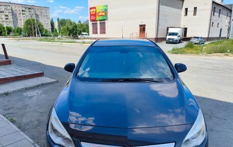 Opel Astra J, 2010 год, 710 000 рублей, 2 фотография