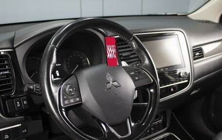 Mitsubishi Outlander III рестайлинг 3, 2020 год, 2 335 000 рублей, 13 фотография