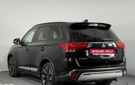 Mitsubishi Outlander III рестайлинг 3, 2021 год, 1 830 000 рублей, 7 фотография
