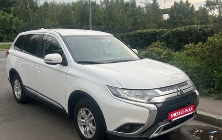 Mitsubishi Outlander III рестайлинг 3, 2019 год, 2 256 500 рублей, 2 фотография